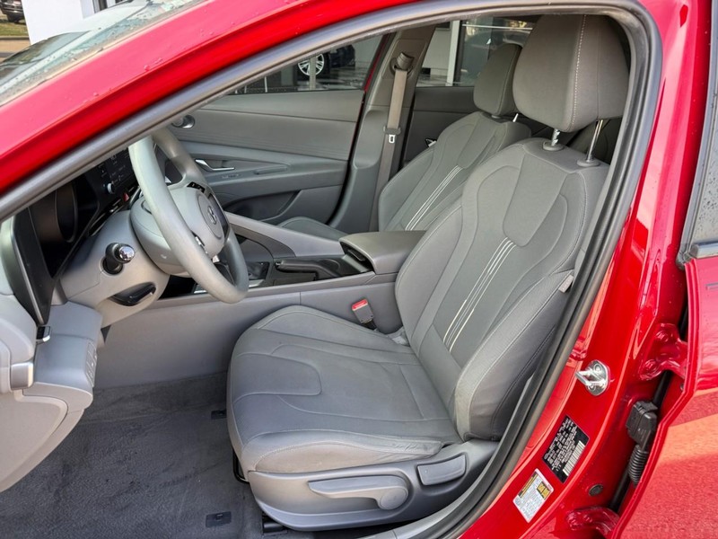 Hyundai Elantra Vehicle Image 09