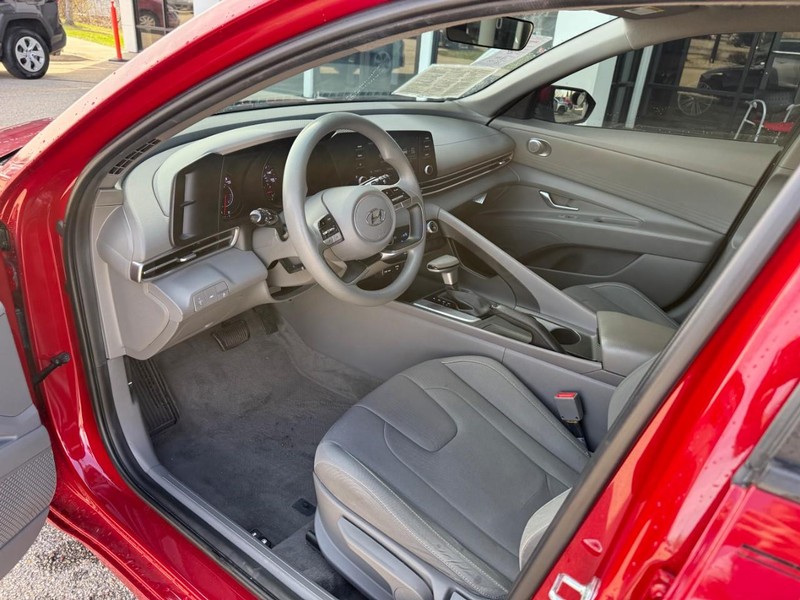 Hyundai Elantra Vehicle Image 10