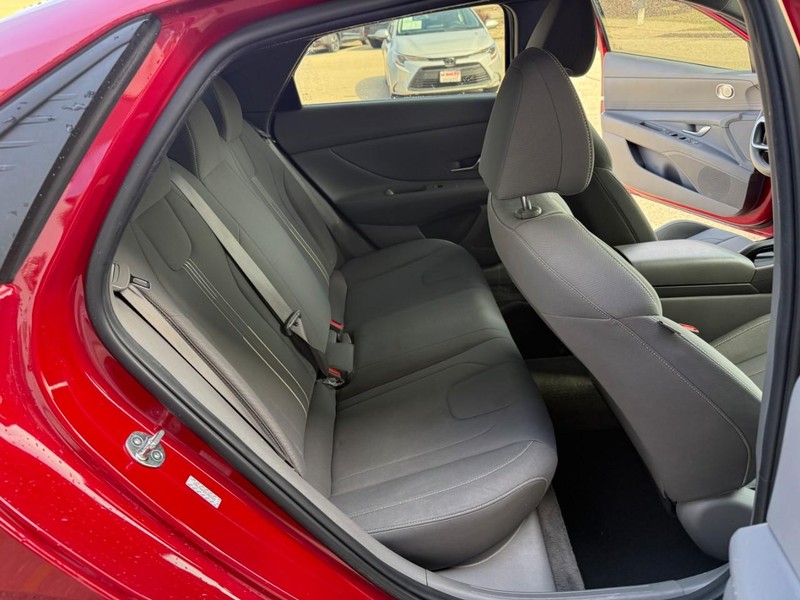 Hyundai Elantra Vehicle Image 14