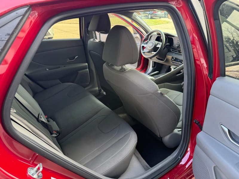 Hyundai Elantra Vehicle Image 15