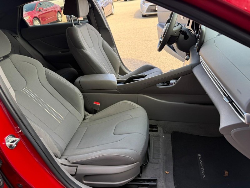 Hyundai Elantra Vehicle Image 16