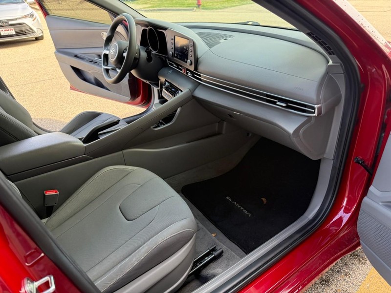 Hyundai Elantra Vehicle Image 17