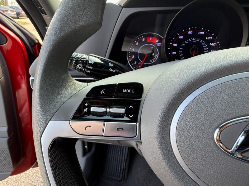 Hyundai Elantra Vehicle Image 21