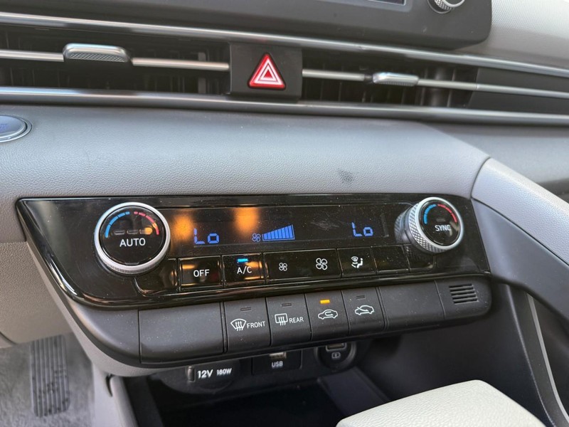 Hyundai Elantra Vehicle Image 27