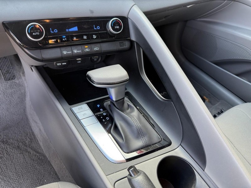 Hyundai Elantra Vehicle Image 28