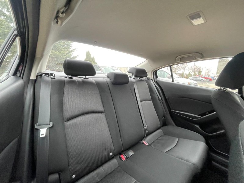 Mazda MAZDA3 4-Door Vehicle Image 05