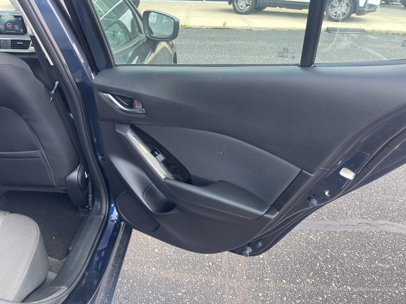 Mazda MAZDA3 4-Door Vehicle Image 09