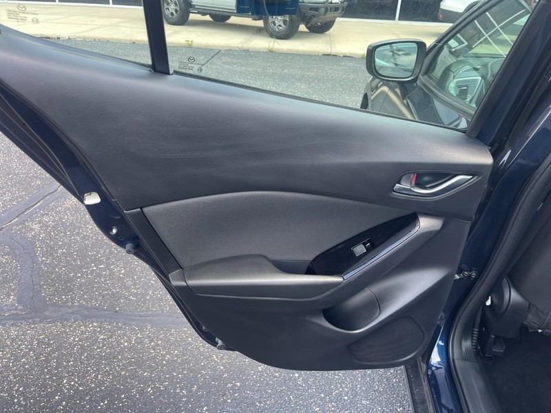 Mazda MAZDA3 4-Door Vehicle Image 11