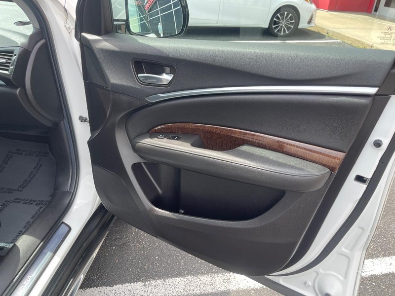 Acura MDX Vehicle Image 16