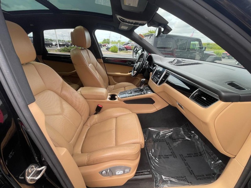 Porsche Macan Vehicle Image 11