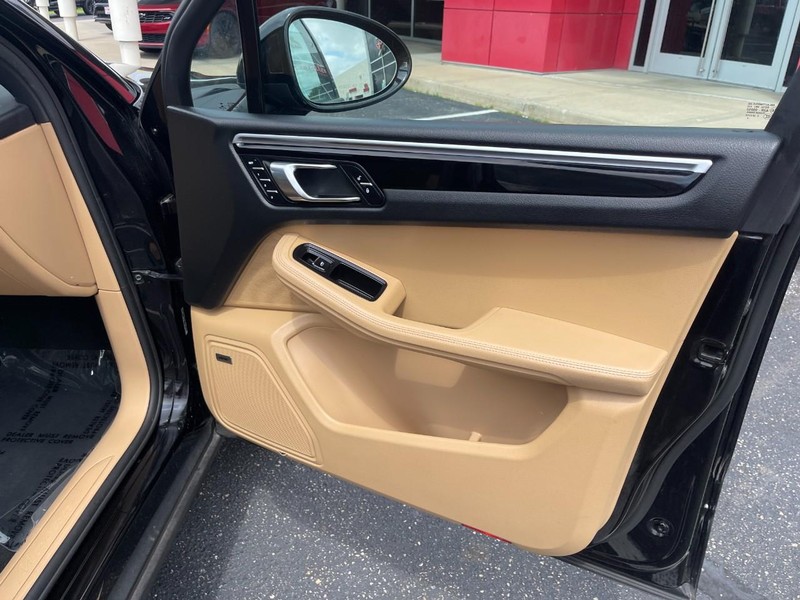Porsche Macan Vehicle Image 12