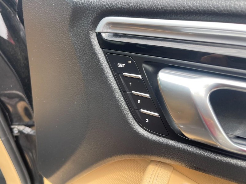 Porsche Macan Vehicle Image 13