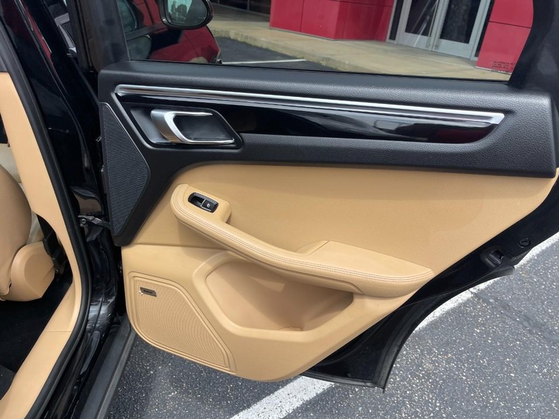 Porsche Macan Vehicle Image 16