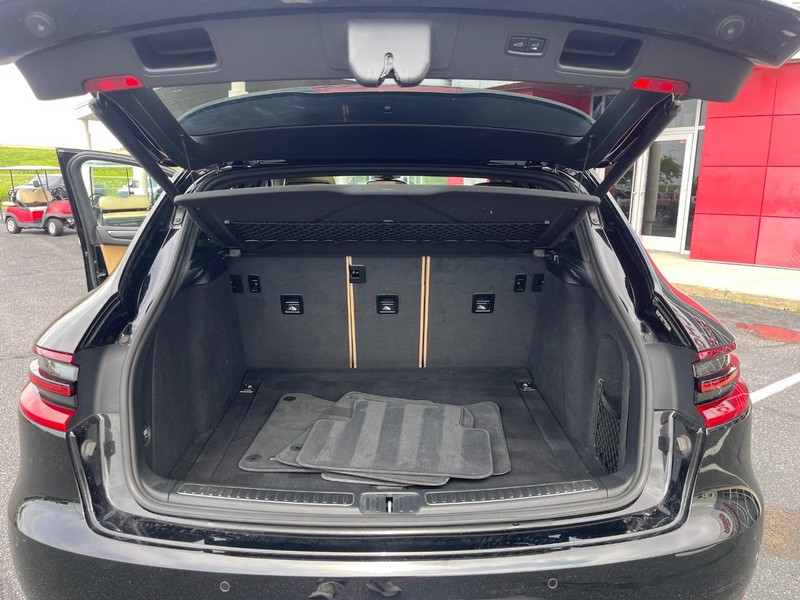 Porsche Macan Vehicle Image 17