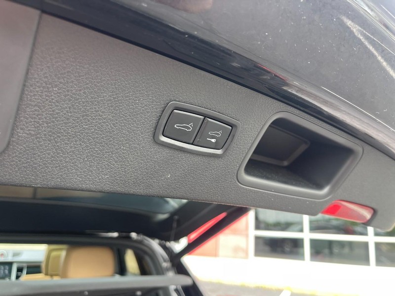 Porsche Macan Vehicle Image 18