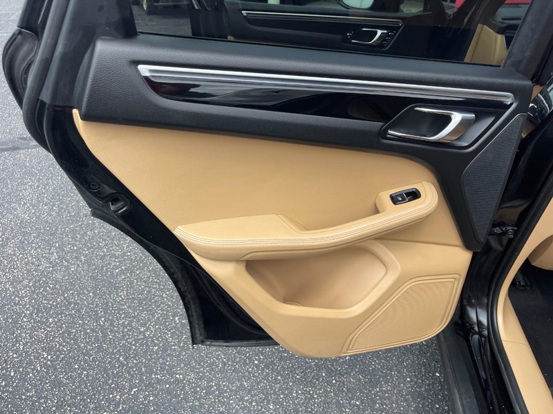 Porsche Macan Vehicle Image 21