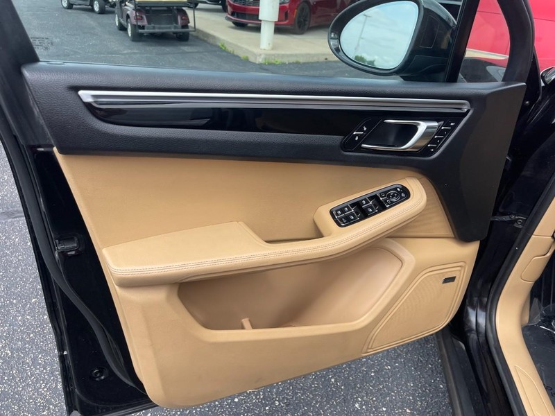Porsche Macan Vehicle Image 23