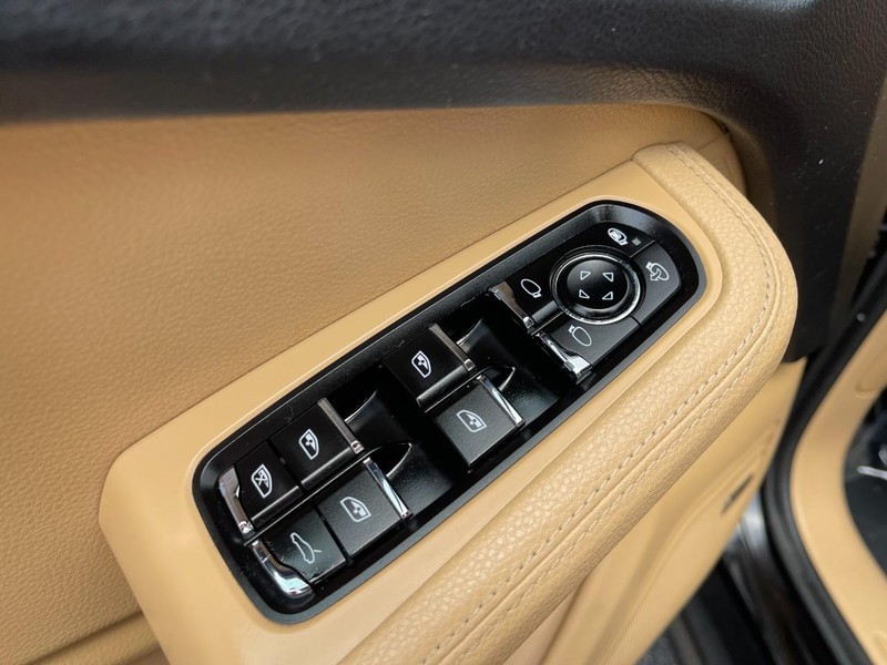 Porsche Macan Vehicle Image 24