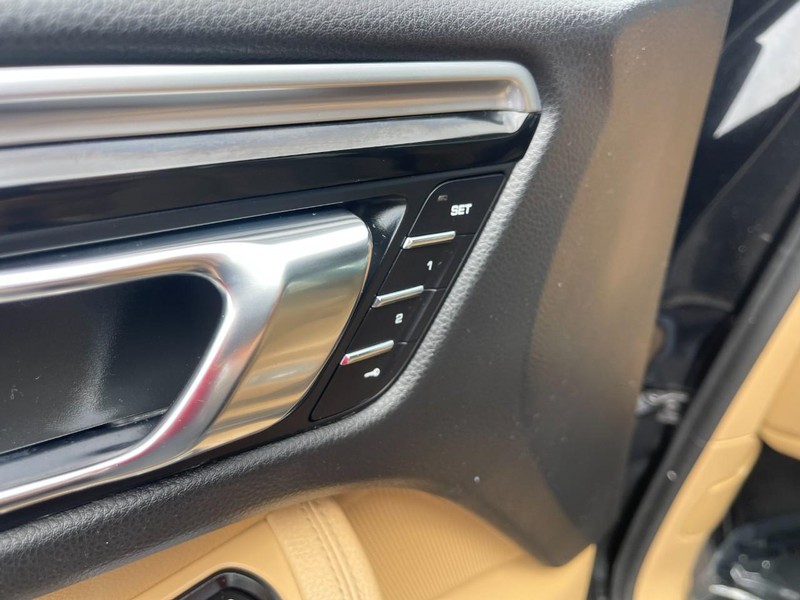 Porsche Macan Vehicle Image 25