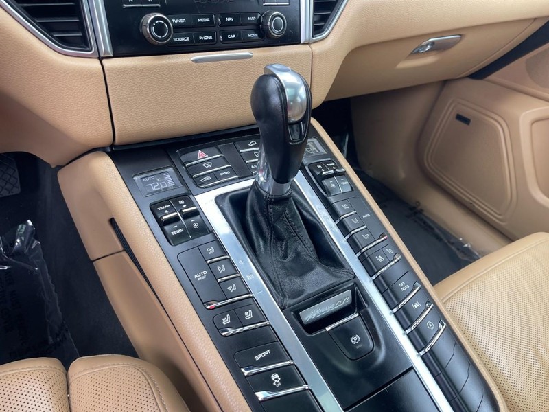 Porsche Macan Vehicle Image 33