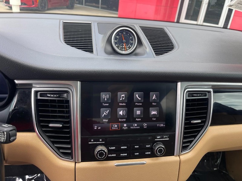 Porsche Macan Vehicle Image 34