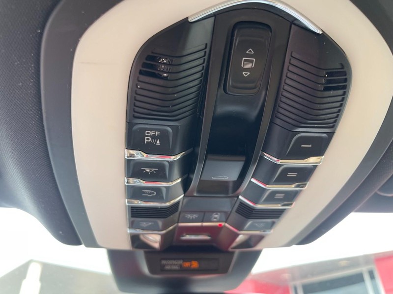 Porsche Macan Vehicle Image 38