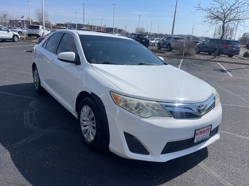 Toyota Camry Vehicle Image 02