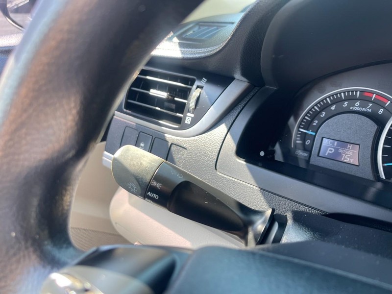 Toyota Camry Vehicle Image 19