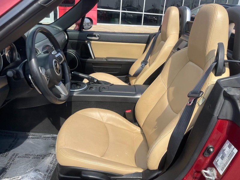 Mazda MX-5 Miata Vehicle Image 12