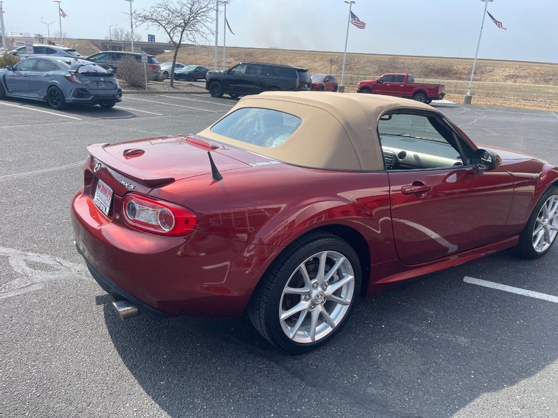 Mazda MX-5 Miata Vehicle Image 23