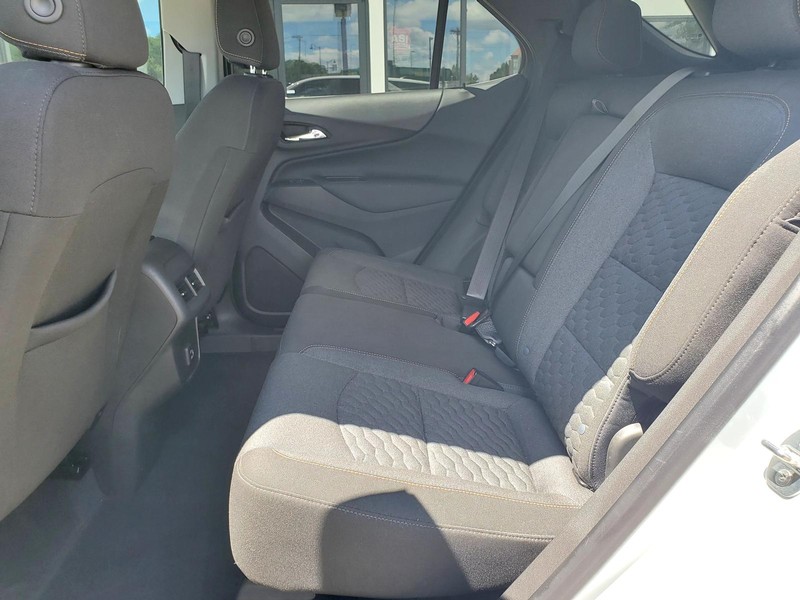 Chevrolet Equinox Vehicle Image 16