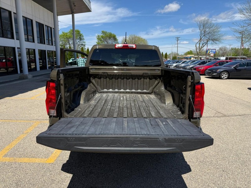 Chevrolet Colorado Vehicle Image 13