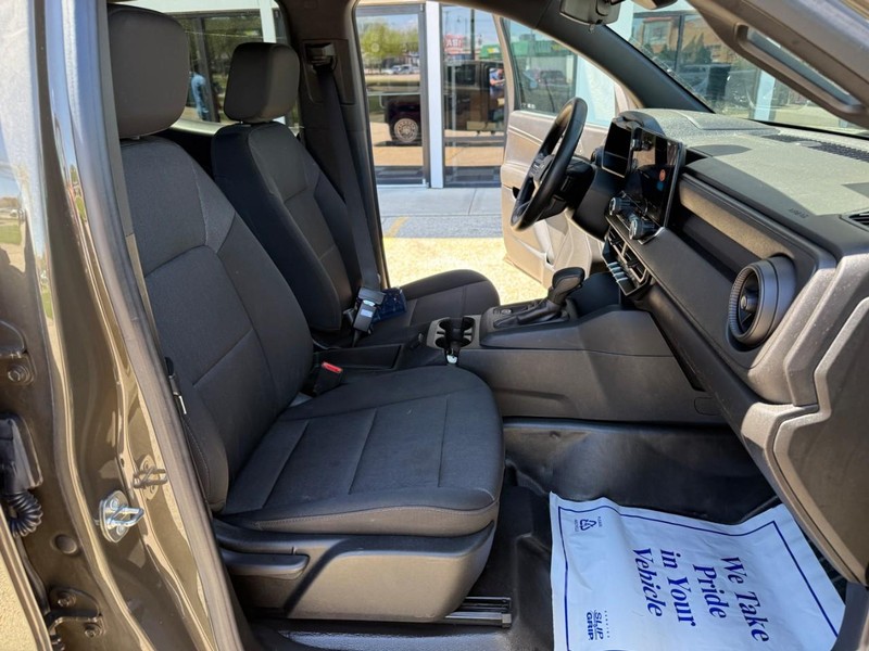 Chevrolet Colorado Vehicle Image 16