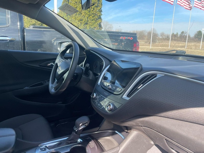 Chevrolet Malibu Vehicle Image 02