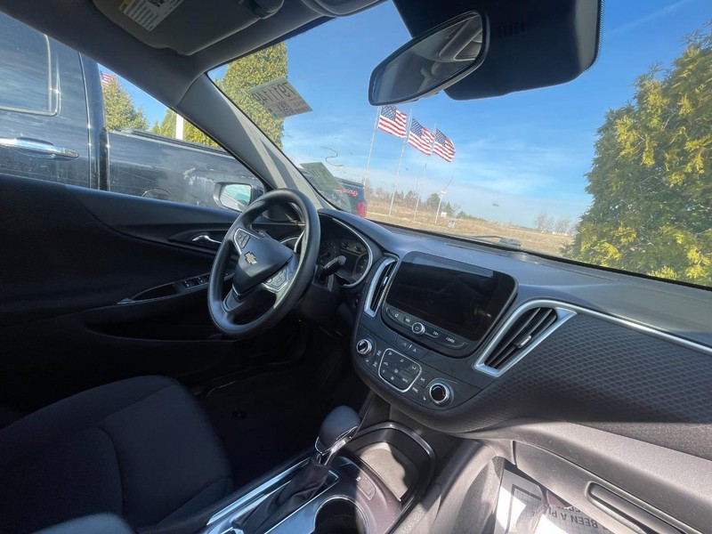 Chevrolet Malibu Vehicle Image 05