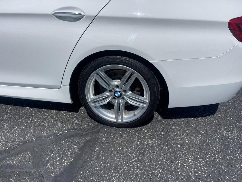 BMW 5 Series Vehicle Full-screen Gallery Image 05
