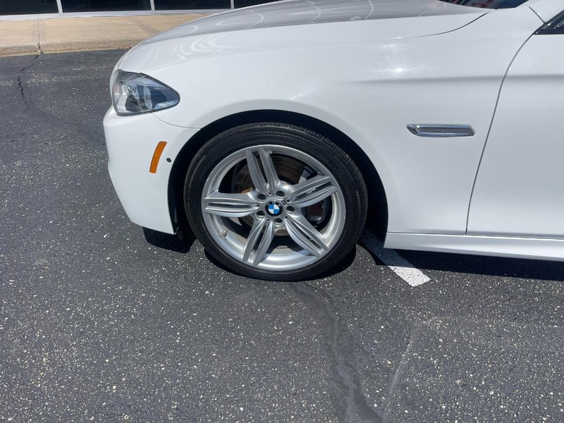 BMW 5 Series Vehicle Full-screen Gallery Image 06