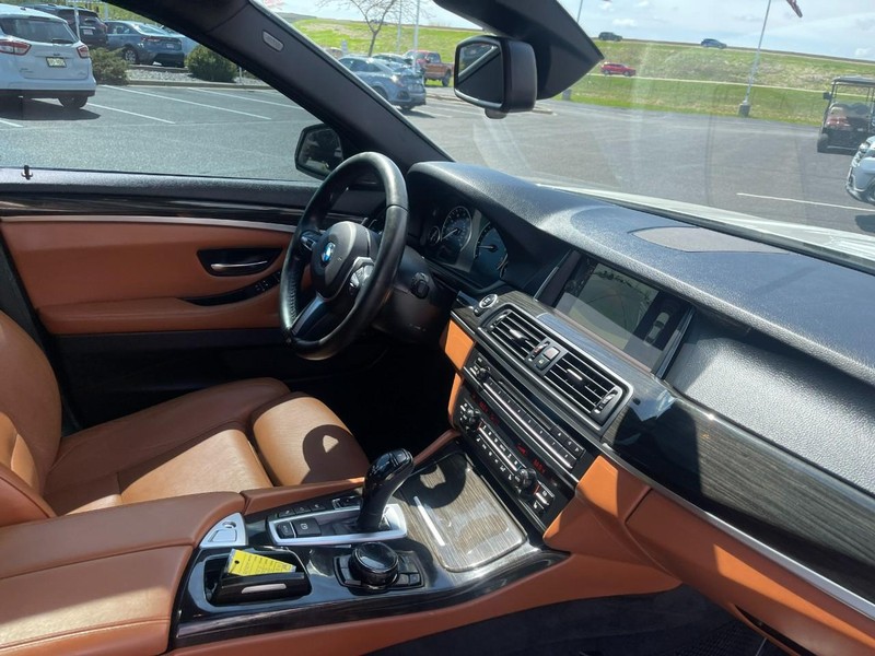 BMW 5 Series Vehicle Full-screen Gallery Image 09
