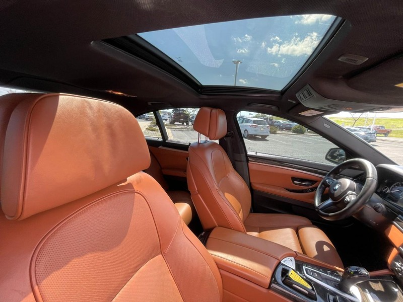 BMW 5 Series Vehicle Full-screen Gallery Image 10