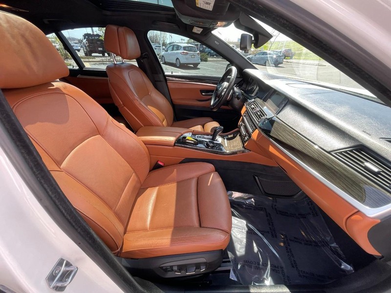 BMW 5 Series Vehicle Full-screen Gallery Image 11