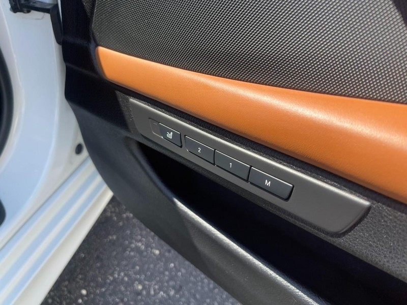 BMW 5 Series Vehicle Full-screen Gallery Image 13