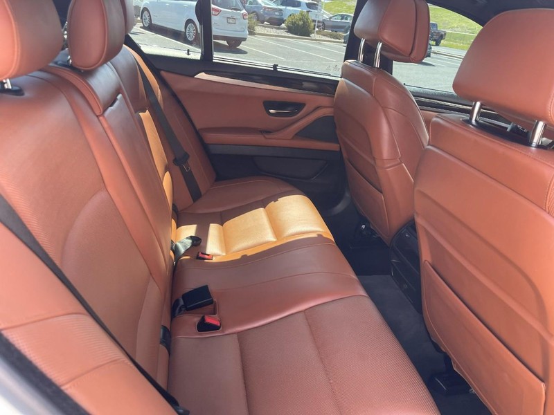 BMW 5 Series Vehicle Full-screen Gallery Image 14