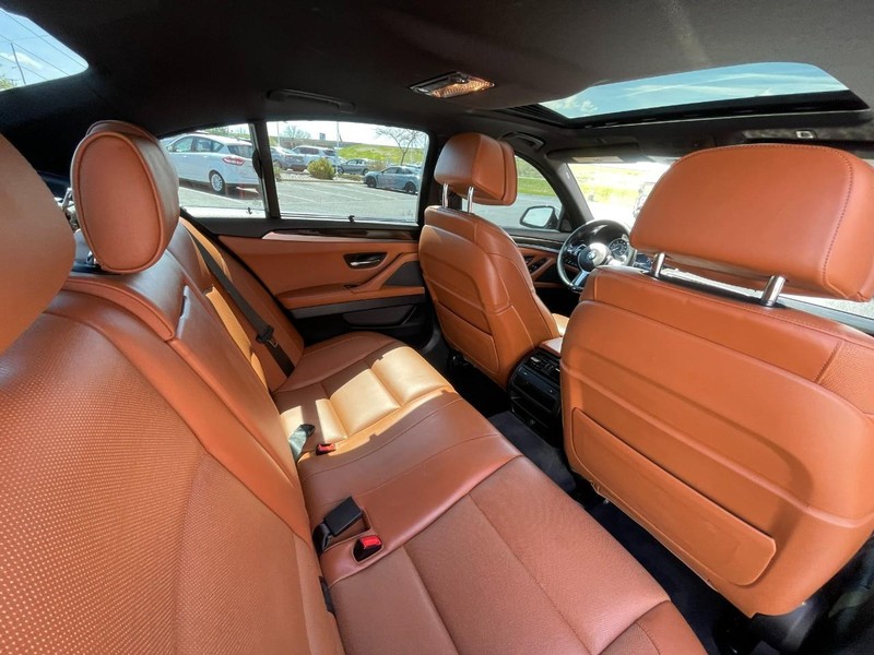 BMW 5 Series Vehicle Full-screen Gallery Image 15