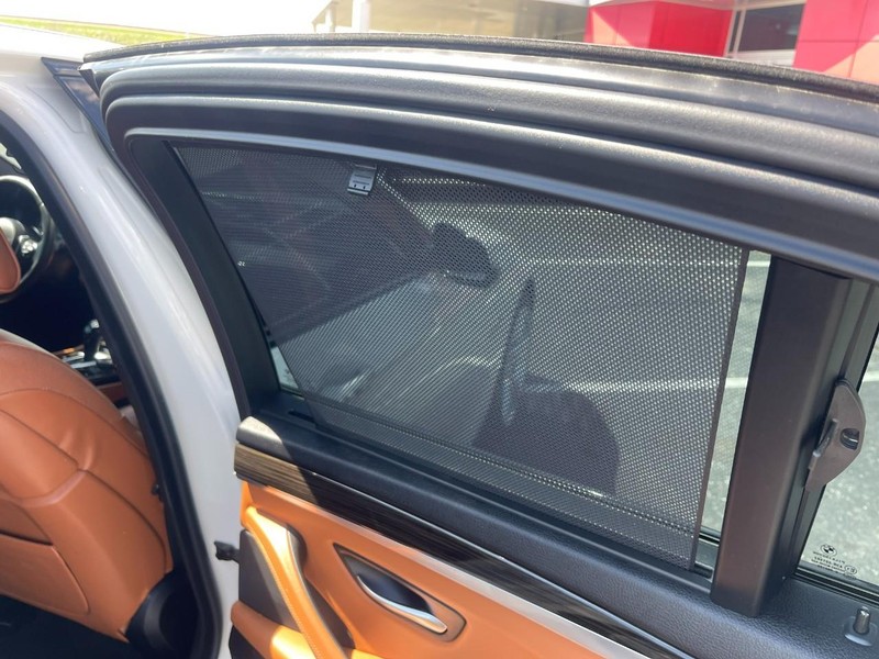 BMW 5 Series Vehicle Full-screen Gallery Image 17