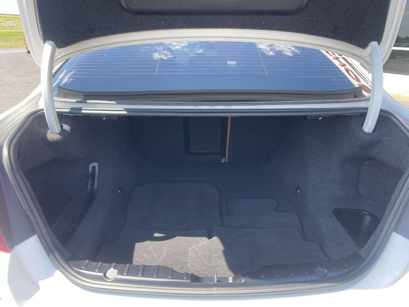 BMW 5 Series Vehicle Full-screen Gallery Image 19
