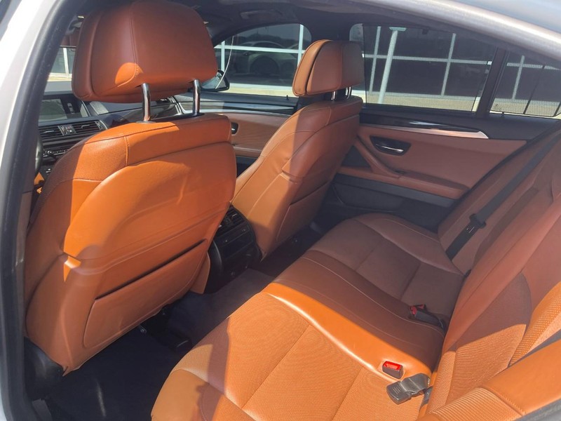 BMW 5 Series Vehicle Full-screen Gallery Image 21