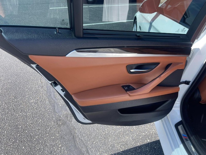 BMW 5 Series Vehicle Full-screen Gallery Image 22
