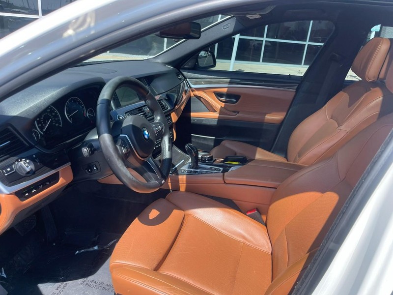 BMW 5 Series Vehicle Full-screen Gallery Image 23