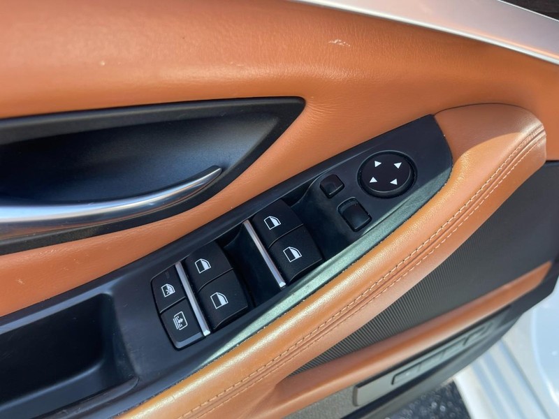 BMW 5 Series Vehicle Full-screen Gallery Image 26