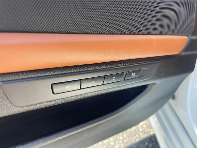 BMW 5 Series Vehicle Full-screen Gallery Image 27